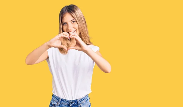 Mulher Branca Bonita Com Cabelo Loiro Vestindo Camisa Branca Casual — Fotografia de Stock