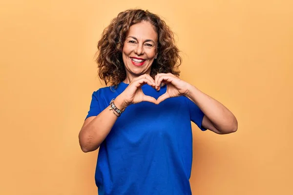 Middelbare Leeftijd Mooie Vrouw Dragen Casual Shirt Staan Geïsoleerde Gele — Stockfoto