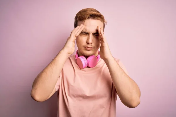 Homem Ruivo Bonito Jovem Ouvindo Música Usando Fones Ouvido Sobre — Fotografia de Stock