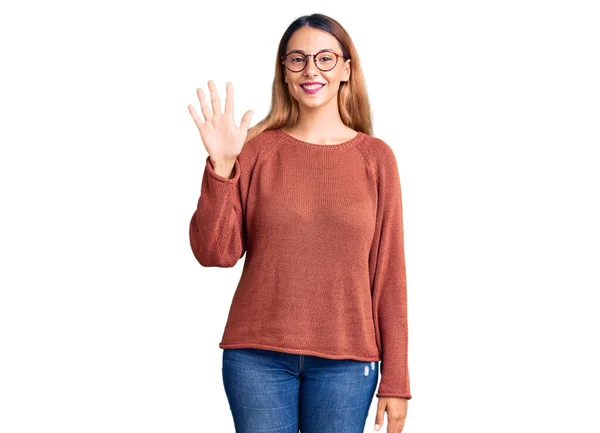 Красивая Молодая Женщина Повседневной Одежде Очках Показывает Указывает Пальцами Номер — стоковое фото