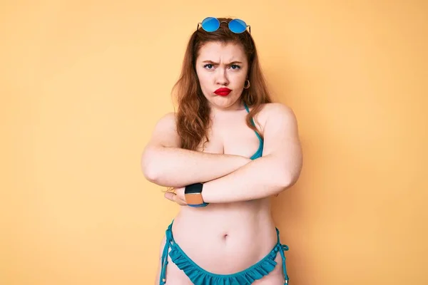 Mujer Pelirroja Joven Con Bikini Escéptico Nervioso Desaprobando Expresión Cara — Foto de Stock