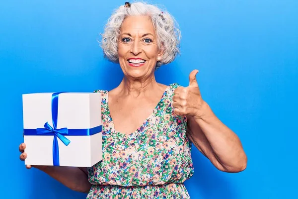 Senior Grauhaarige Frau Die Geschenk Lächelnd Glücklich Und Positiv Daumen — Stockfoto