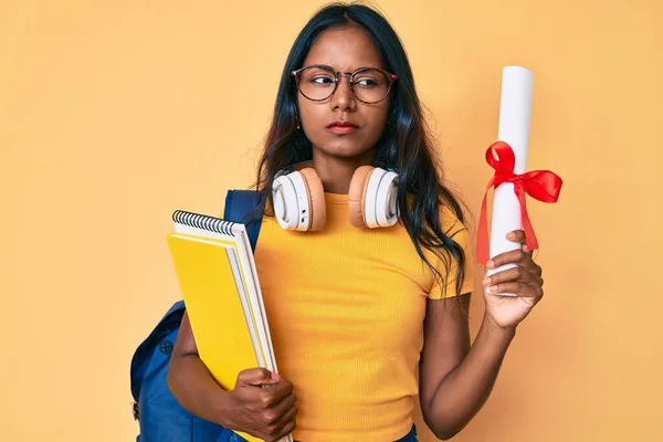 Ung Indian Flicka Bär Student Ryggsäck Innehar Diplom Skeptisk Och — Stockfoto
