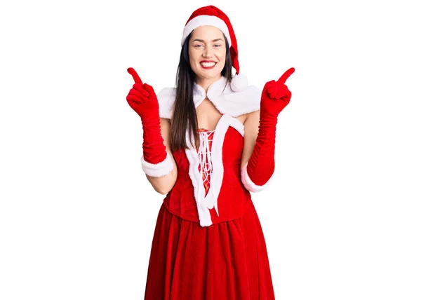 Giovane Bella Donna Caucasica Indossa Costume Babbo Natale Sorridente Fiducioso — Foto Stock