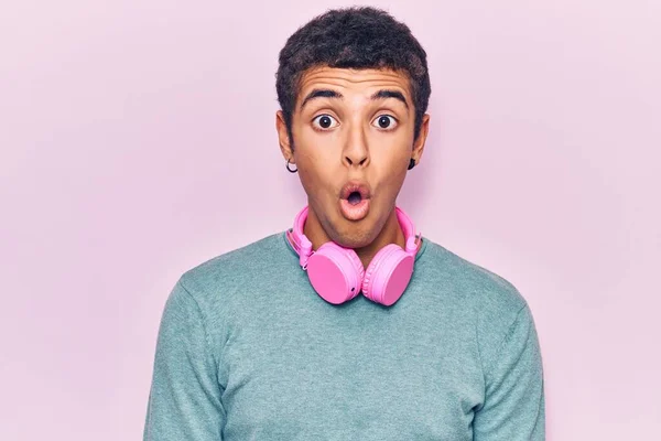 Joven Hombre Amerciano Africano Escuchando Música Usando Auriculares Asustado Sorprendido —  Fotos de Stock