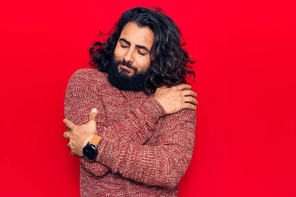 Joven Árabe Vestido Con Ropa Casual Abrazándose Feliz Positivo Sonriendo —  Fotos de Stock