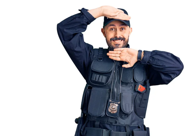 Jonge Knappe Man Politie Uniform Lachend Vrolijk Kijkend Naar Een — Stockfoto