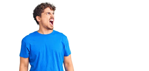 Homem Bonito Jovem Com Cabelo Encaracolado Vestindo Roupas Casuais Irritado — Fotografia de Stock