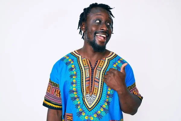 Joven Afroamericano Con Trenzas Con Camiseta Tradicional Africana Sonriendo Con —  Fotos de Stock