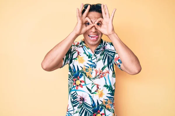 Homem Latino Bonito Jovem Vestindo Roupas Verão Fazendo Gesto Como — Fotografia de Stock