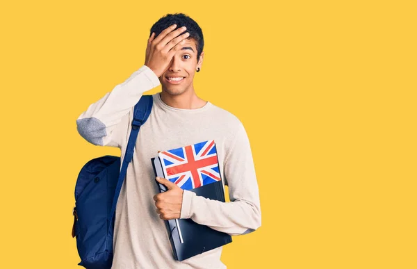 Junger Afrikanisch Amerikanischer Mann Studentenrucksack Mit Aktenordner Und Flagge Gestresst — Stockfoto