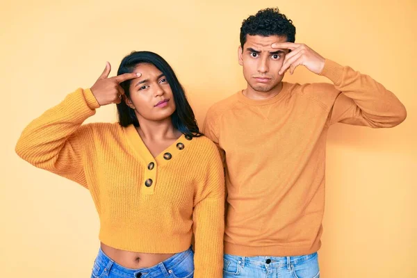 Belo Casal Jovem Latino Vestindo Roupas Casuais Juntos Apontando Infeliz — Fotografia de Stock