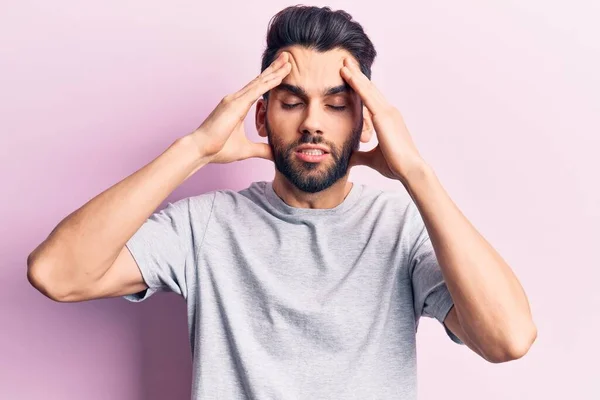 Ung Stilig Man Med Skägg Bär Casual Shirt Med Hand — Stockfoto