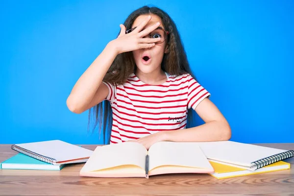 Söt Hispanic Barn Flicka Studerar För Skolan Examen Sitter Bordet — Stockfoto