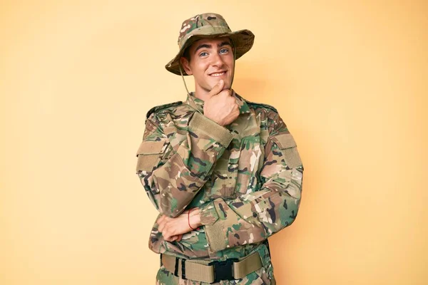 Jovem Homem Bonito Vestindo Uniforme Exército Camuflagem Olhando Confiante Para — Fotografia de Stock