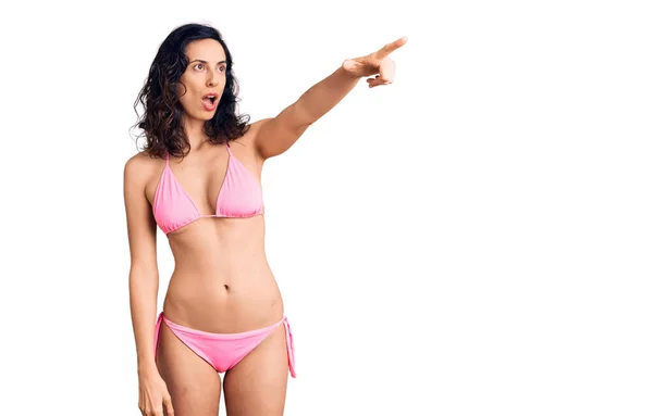 Jeune Belle Femme Hispanique Portant Bikini Pointant Doigt Surpris Devant — Photo
