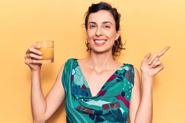 Genç Güzel Spanyol Kadın Bir Bardak Portakal Suyu Içip Gülümsüyor — Stok fotoğraf