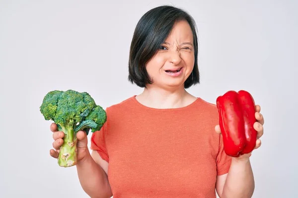 Donna Bruna Con Sindrome Con Broccoli Peperoncino Che Strizza Occhio — Foto Stock