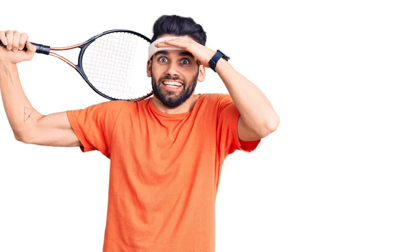 Jovem Homem Bonito Com Barba Jogando Tênis Segurando Raquete Estressado — Fotografia de Stock