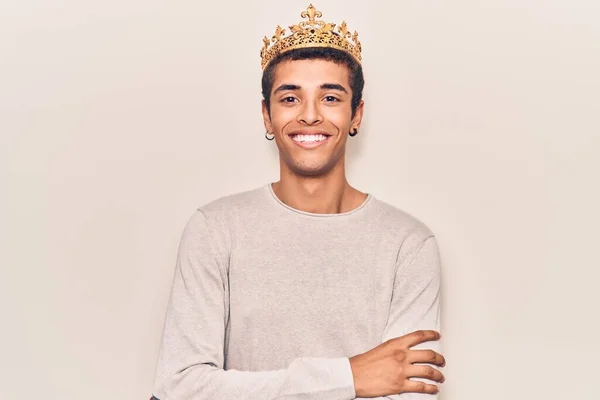 Joven Hombre Amerciano Africano Con Cara Feliz Príncipe Corona Sonriendo —  Fotos de Stock