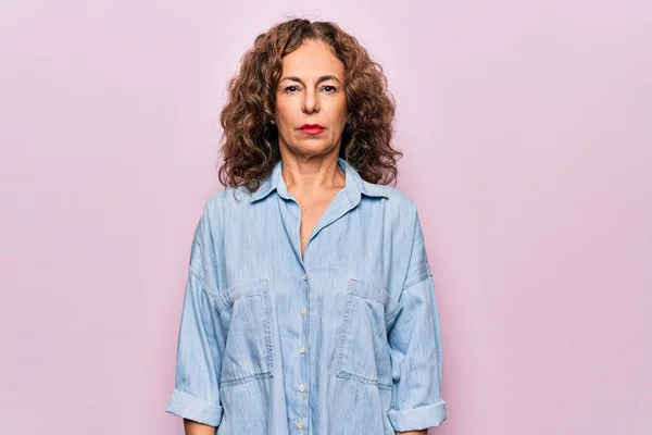 Middelbare Leeftijd Mooie Vrouw Dragen Casual Denim Shirt Staan Roze — Stockfoto