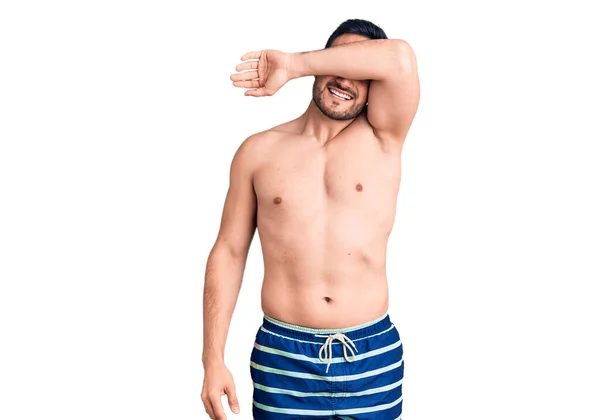 Mayo Giyen Genç Yakışıklı Adam Kollarıyla Gözlerini Kapatıyor Neşeli Komik — Stok fotoğraf