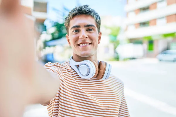 Joven Guapo Caucásico Hombre Sonriendo Feliz Usando Auriculares Haciendo Selfie —  Fotos de Stock