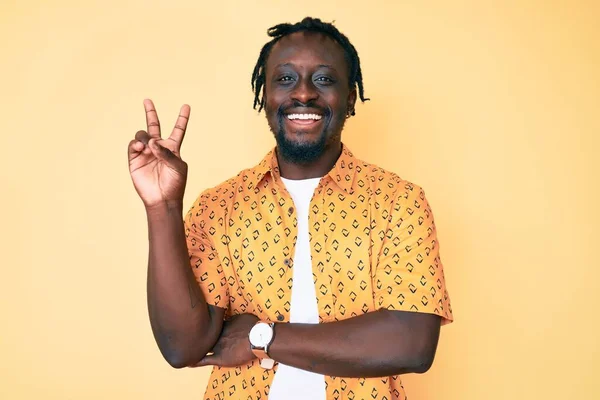 Jeune Homme Afro Américain Avec Des Tresses Portant Des Vêtements — Photo