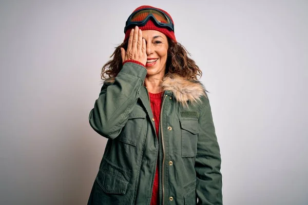 Mulher Esquiador Meia Idade Vestindo Roupas Esportivas Neve Óculos Esqui — Fotografia de Stock
