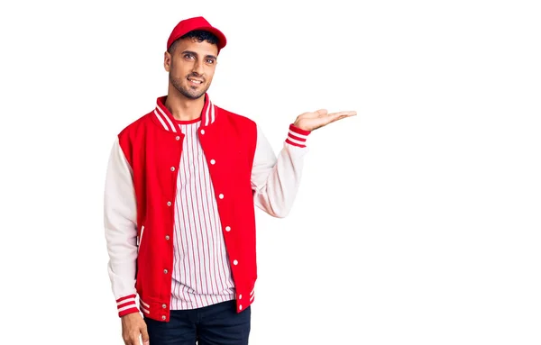 Jovem Hispânico Vestindo Uniforme Beisebol Sorrindo Alegre Apresentando Apontando Com — Fotografia de Stock