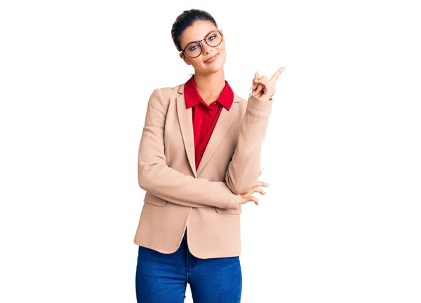 Ung Vacker Kvinna Bär Business Shirt Och Glasögon Med Ett — Stockfoto