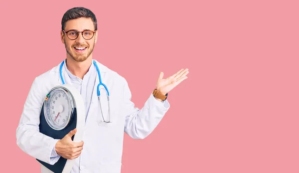 Handsome Young Man Bear Nutritionist Doctor Holding Weighing Machine Celebrating — Stock Photo, Image