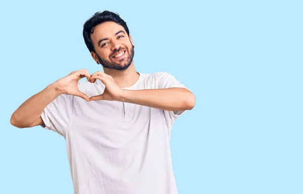 Gündelik Giysiler Giymiş Genç Spanyol Bir Adam Sevgiyle Gülümsüyor Elleriyle — Stok fotoğraf