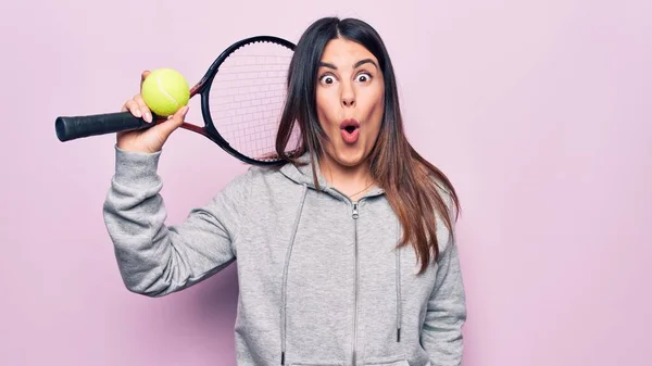 Jonge Mooie Sportvrouw Tennissen Met Behulp Van Racket Bal Roze — Stockfoto