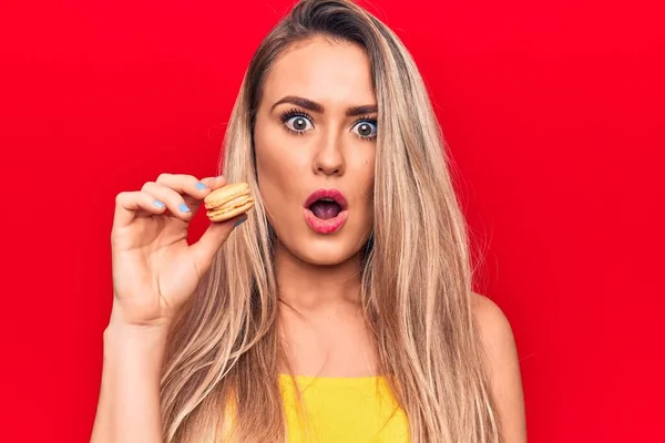 Jovem Bela Mulher Loira Comendo Sobremesa Francesa Macaron Sobre Isolado — Fotografia de Stock