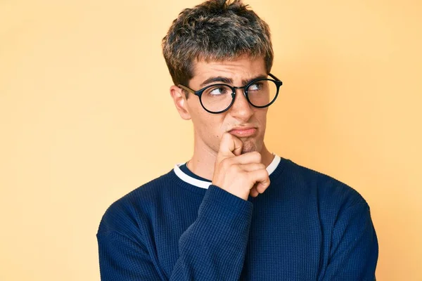 Junger Gutaussehender Mann Lässiger Kleidung Und Brille Der Konzentriert Mit — Stockfoto