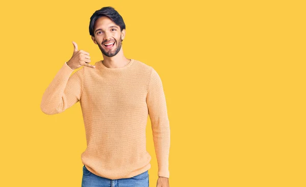 Hombre Hispano Guapo Vistiendo Suéter Casual Sonriendo Haciendo Gesto Telefónico —  Fotos de Stock