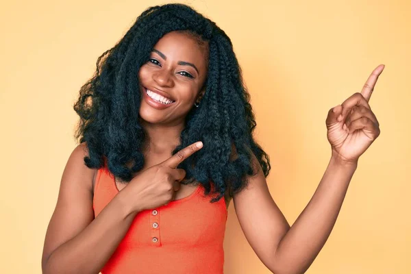 Mooie Afrikaanse Vrouw Casual Kleding Lachend Kijkend Naar Camera Wijzend — Stockfoto