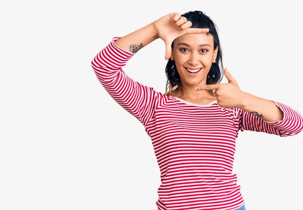 Mujer Joven Vistiendo Ropa Casual Sonriendo Haciendo Marco Con Manos —  Fotos de Stock