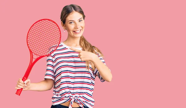 Hermosa Mujer Caucásica Con Cabello Rubio Jugando Tenis Sosteniendo Raqueta — Foto de Stock