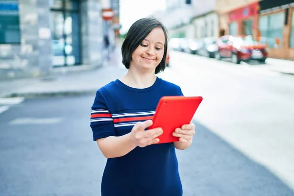 Piękna Brunetka Zespołem Downa Mieście Słoneczny Dzień Pomocą Touchpad Urządzenia — Zdjęcie stockowe