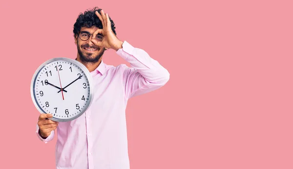 Bonito Jovem Com Cabelo Encaracolado Urso Segurando Grande Relógio Sorrindo — Fotografia de Stock