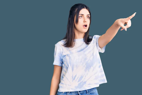 Young Beautiful Girl Wearing Casual Shirt Pointing Finger Surprised Ahead — Stock Photo, Image