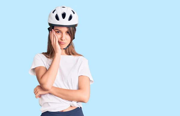年轻美丽的女孩戴着自行车头盔 满脑子疲惫 双手交叉 对抑郁症感到厌烦 — 图库照片