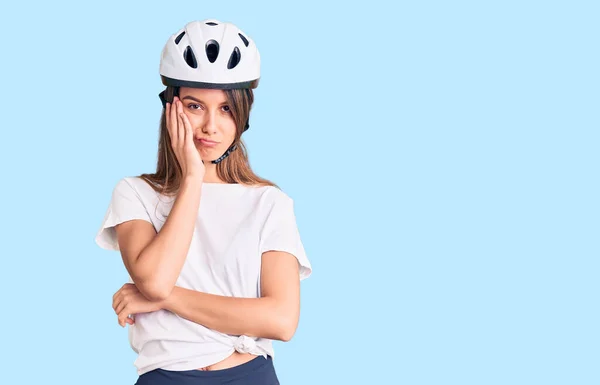 Jong Mooi Meisje Dragen Fiets Helm Denken Kijken Moe Verveeld — Stockfoto