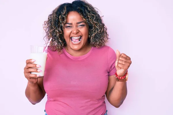 Junge Afrikanisch Amerikanische Size Frau Trinkt Glas Milch Schreiend Stolz — Stockfoto