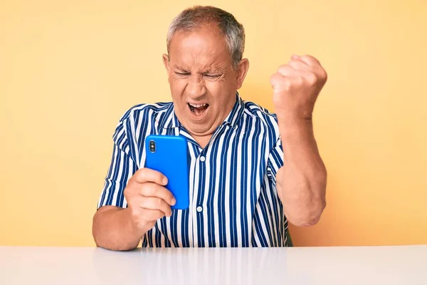 Hombre Guapo Mayor Con Pelo Gris Usando Teléfono Inteligente Sentado —  Fotos de Stock