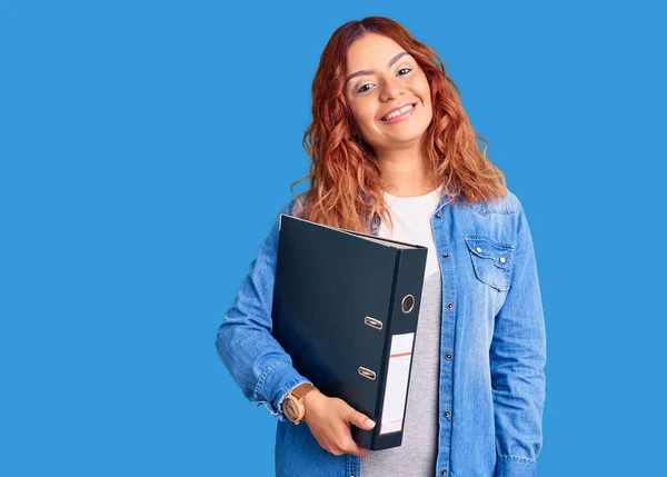 Mujer Latina Joven Sosteniendo Gabinete Archivos Con Aspecto Positivo Feliz —  Fotos de Stock