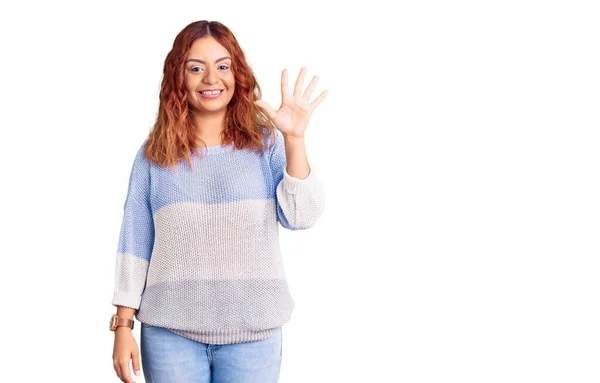 Mladá Latinská Žena Sobě Ležérní Oblečení Ukazuje Ukazuje Prsty Číslo — Stock fotografie