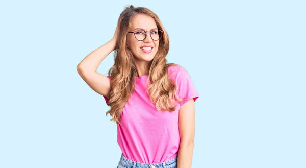 Junge Schöne Kaukasische Frau Mit Blonden Haaren Lässiger Kleidung Und — Stockfoto